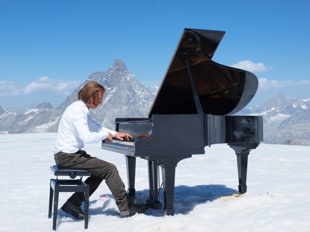 Jouer au pied du Matterhorn (Cervin)