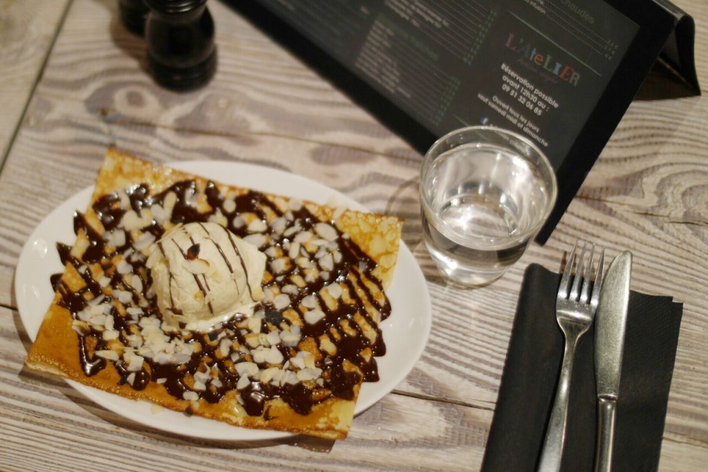 Une sucrée très classique : glace vanille et chocolat fondu