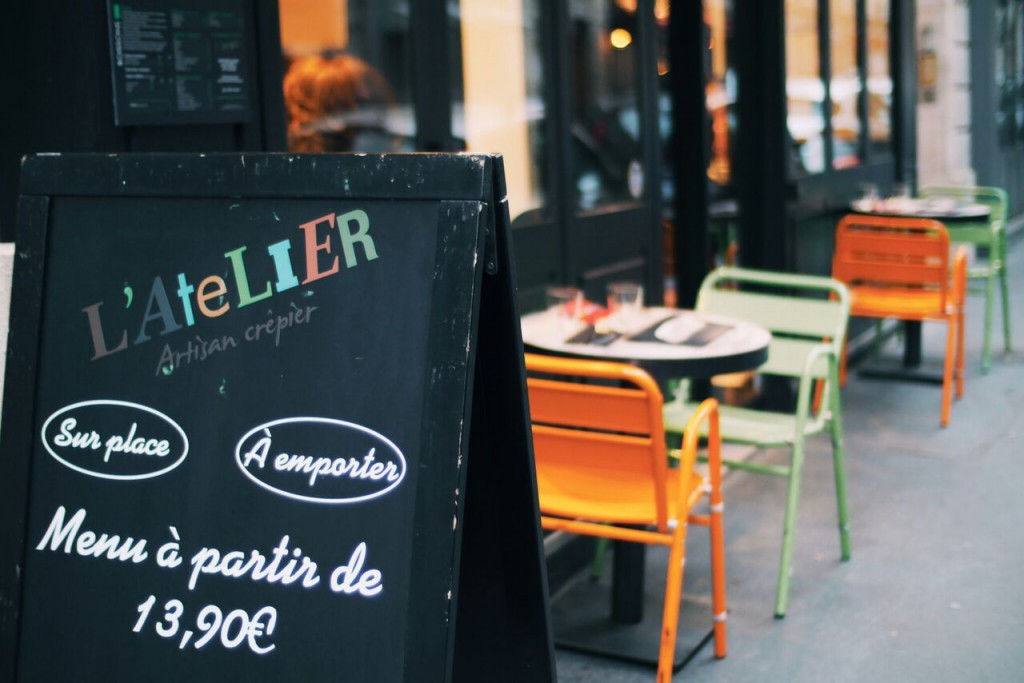 Quelques tables extérieur sont installées dans la rue