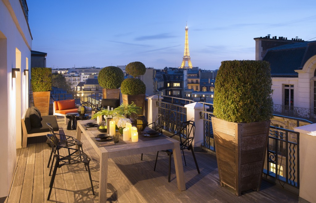 Repas possible sur la terrasse d'une suite pour profiter de la vue sur la Tour Eiffel