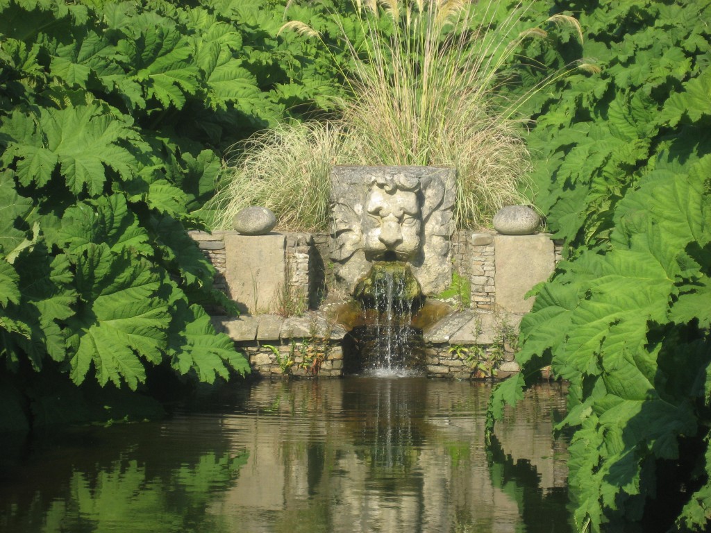 Une fontaine à tête de lion du jardin