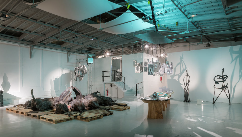 Galerie éphémère pour les sculptures et chocolats de Roger et au centre un groupe de lionnes autour d'une carcasse