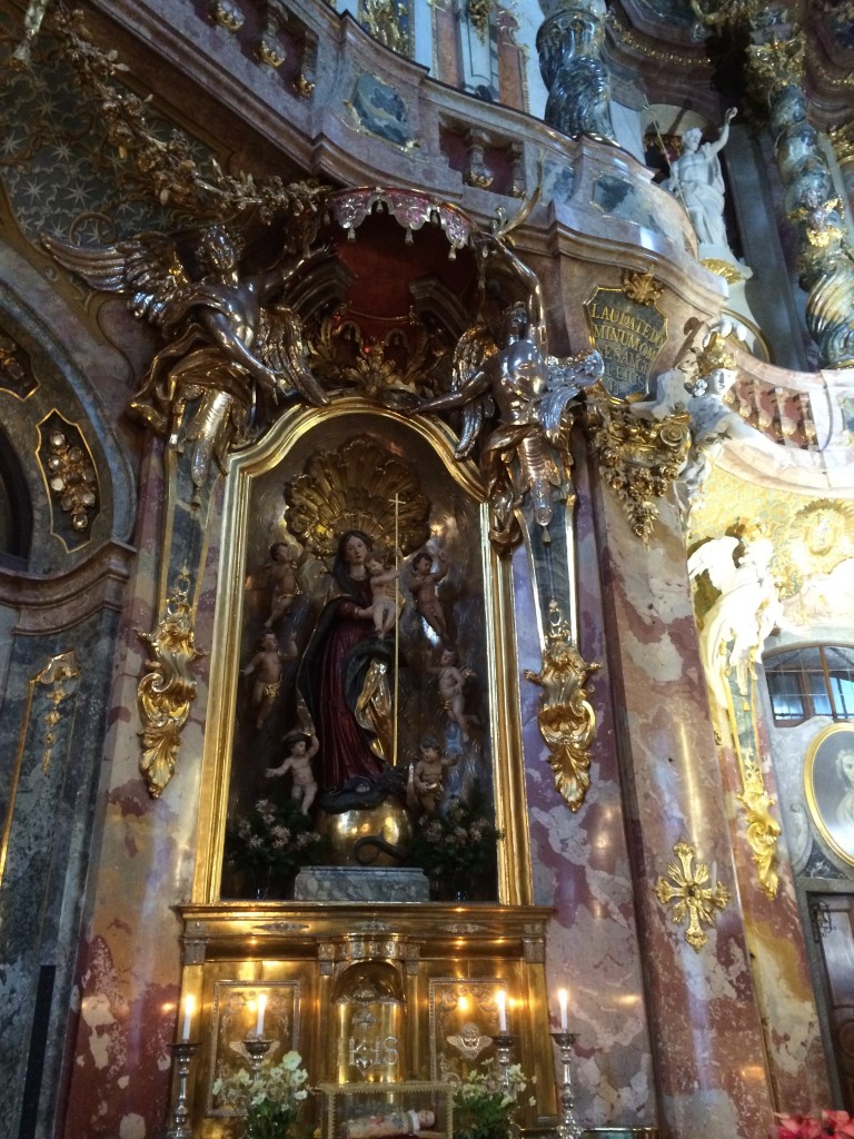 Un autel dédié à la Vierge