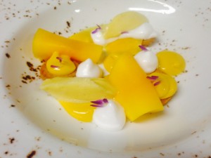 Poêlée de fruits exotiques, crème passion et Chantilly au lait de coco