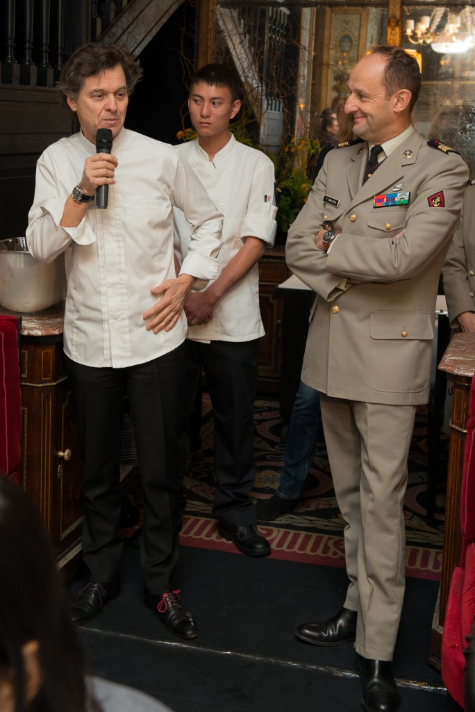 Explication par le chef Guy Martin, le colonel Maloux et le blessé Alex