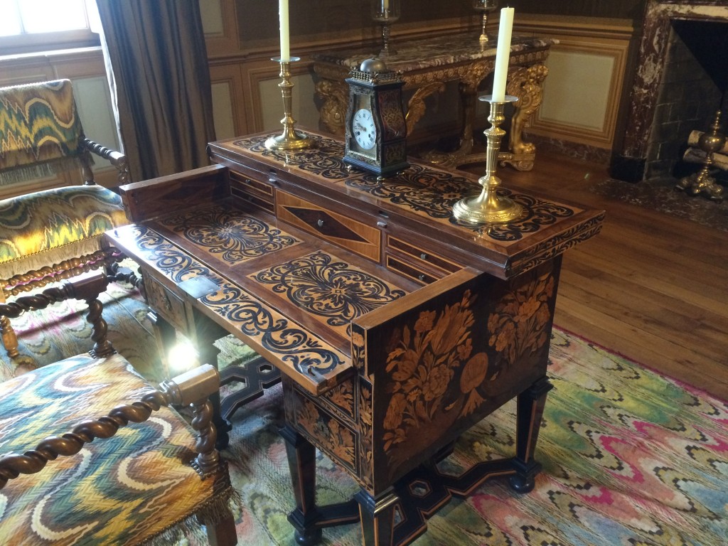 Un bureau 'mazarin' en marqueterie de bois contrastés