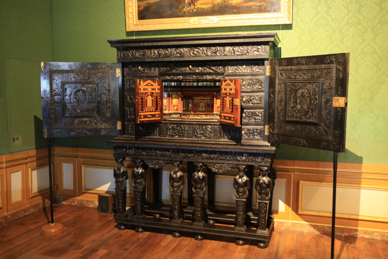 cabinet en ébène et bois noirci du XVII ème siècle