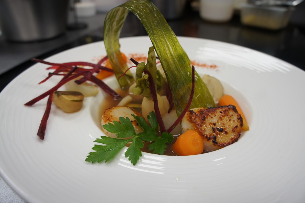 St Jacques crème de truffe, légumes en pot au feu de crustacés