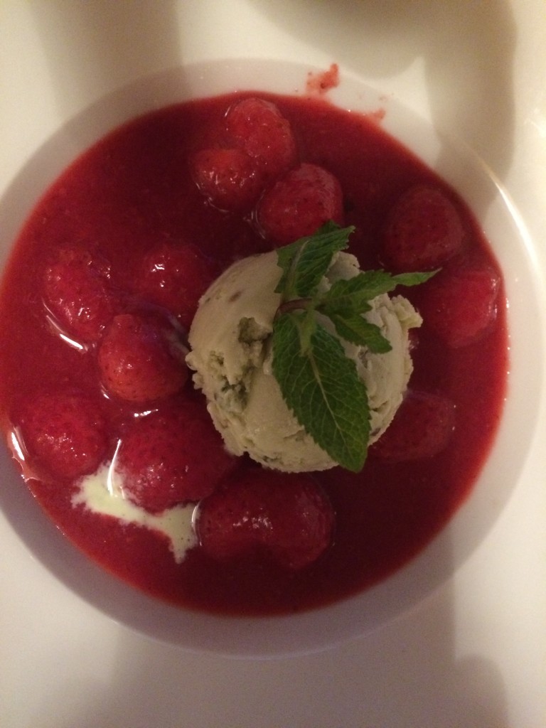 Soupe de fraises et glace au basilic
