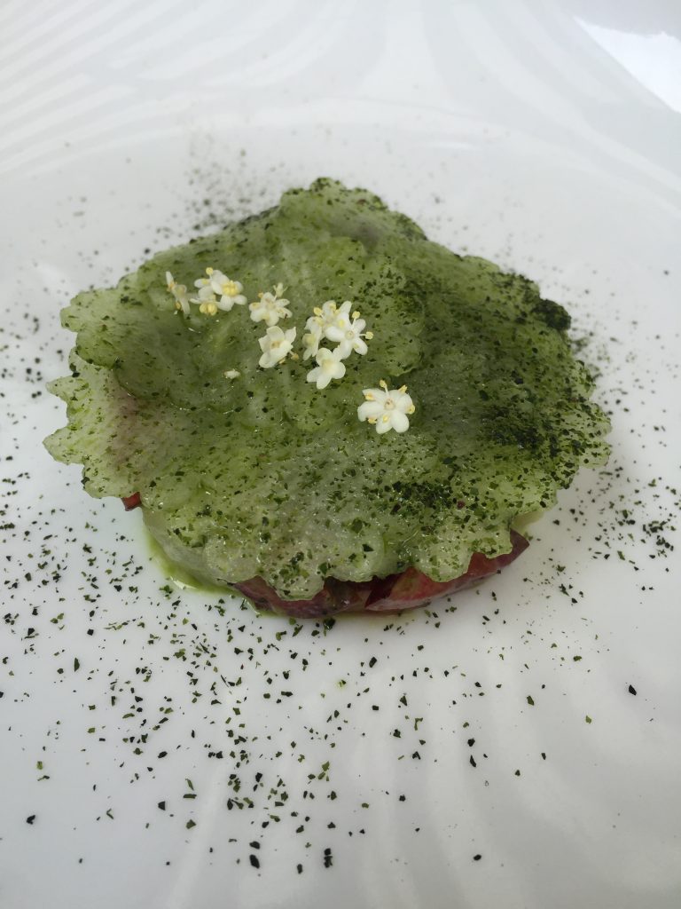 Tartare de daurade à l'huile de basilic