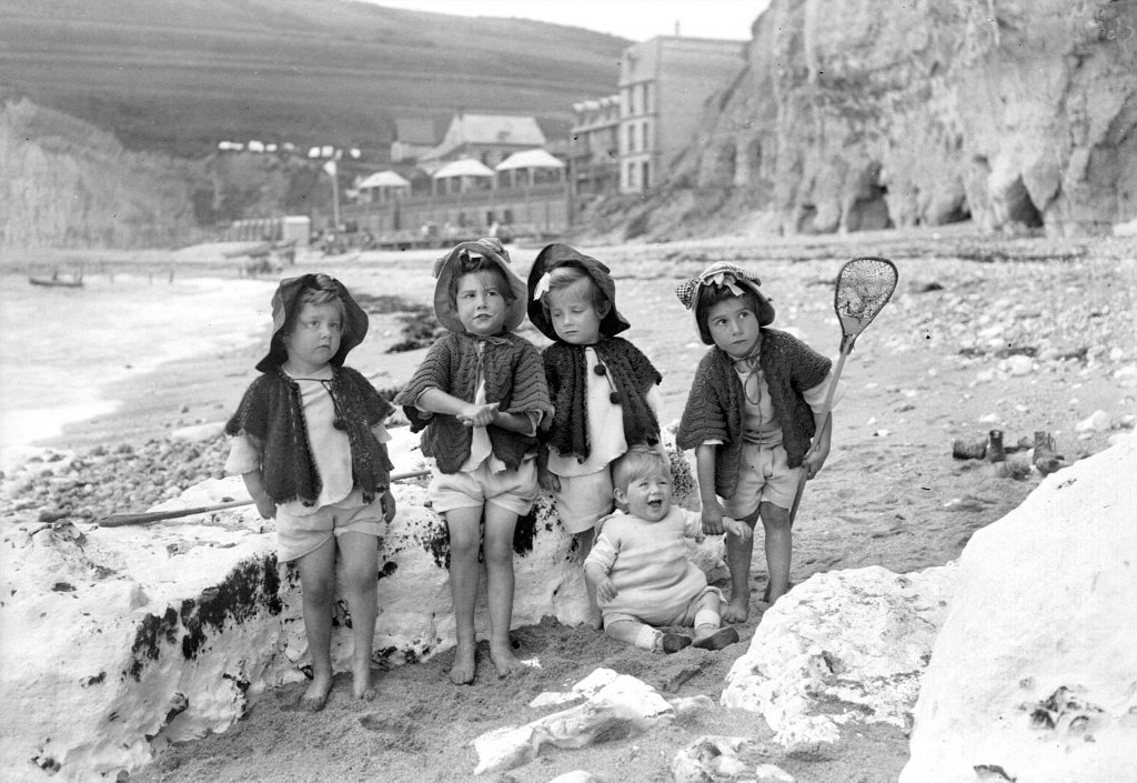 Petites filles sur la plage. Les Grandes Dalles (Seine-Maritime), 1907