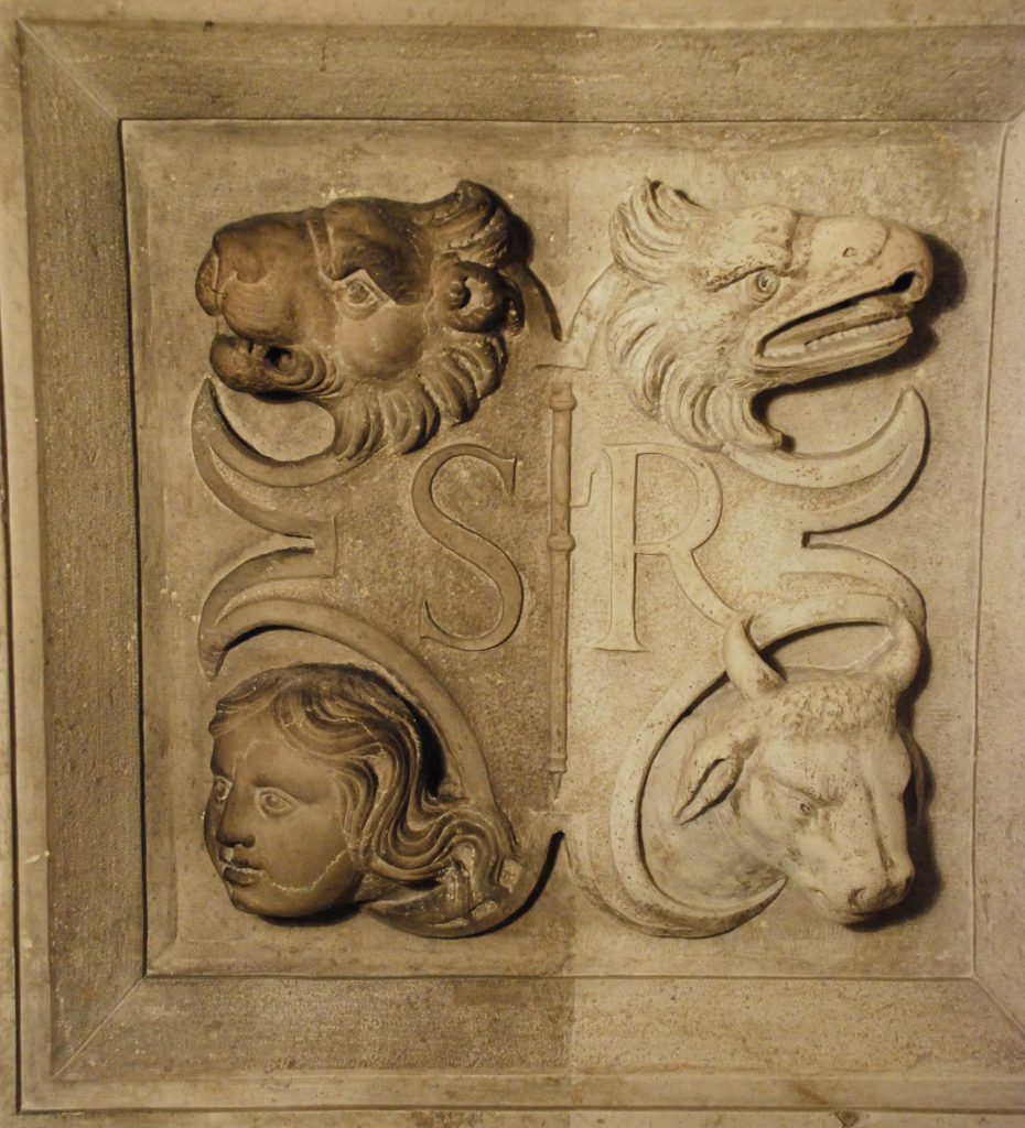 Bas relief par moitié restauré par Jaeger LeCoultre représentant les symboles des 4 évangélistes