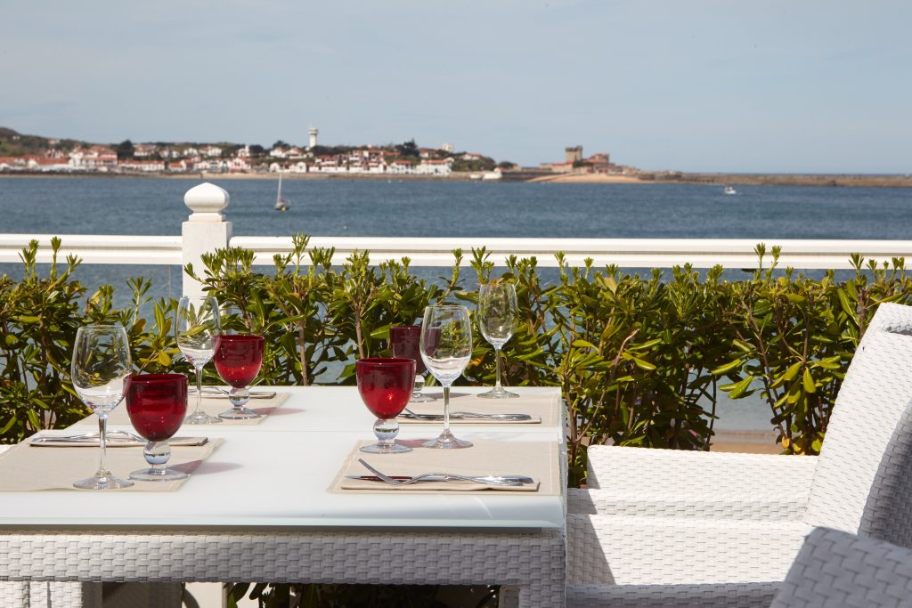 Repas sur la terrasse face à l'océan