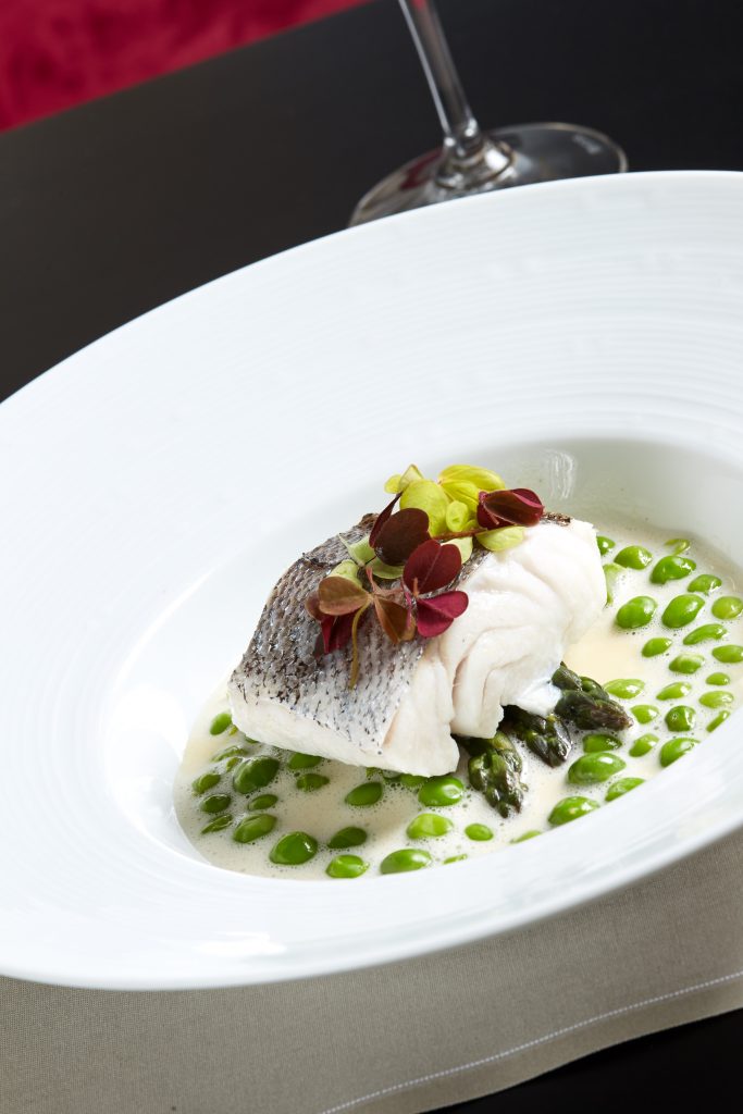 Merlu, asperges vertes, petits pois & fumet à la poutargue