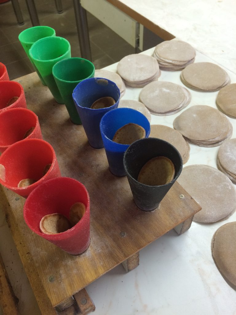 Les ronds de pâte posés dans des cônes avant cuisson