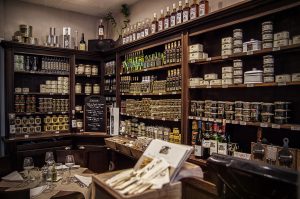Une partie du lieu est une épicerie