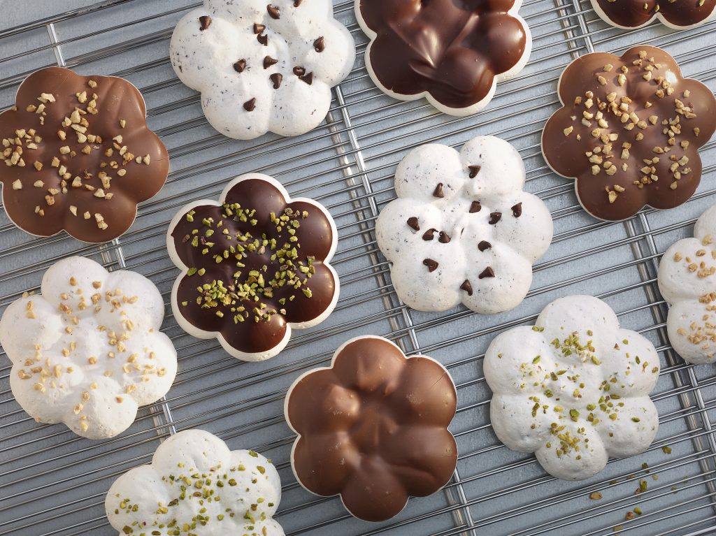 Sur la grille divers Mookies, un mélange de meringues et de cookies