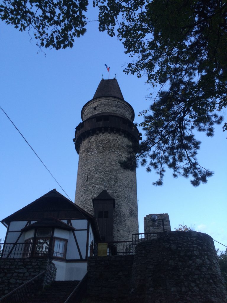 La tour du château à la tombée de la nuit