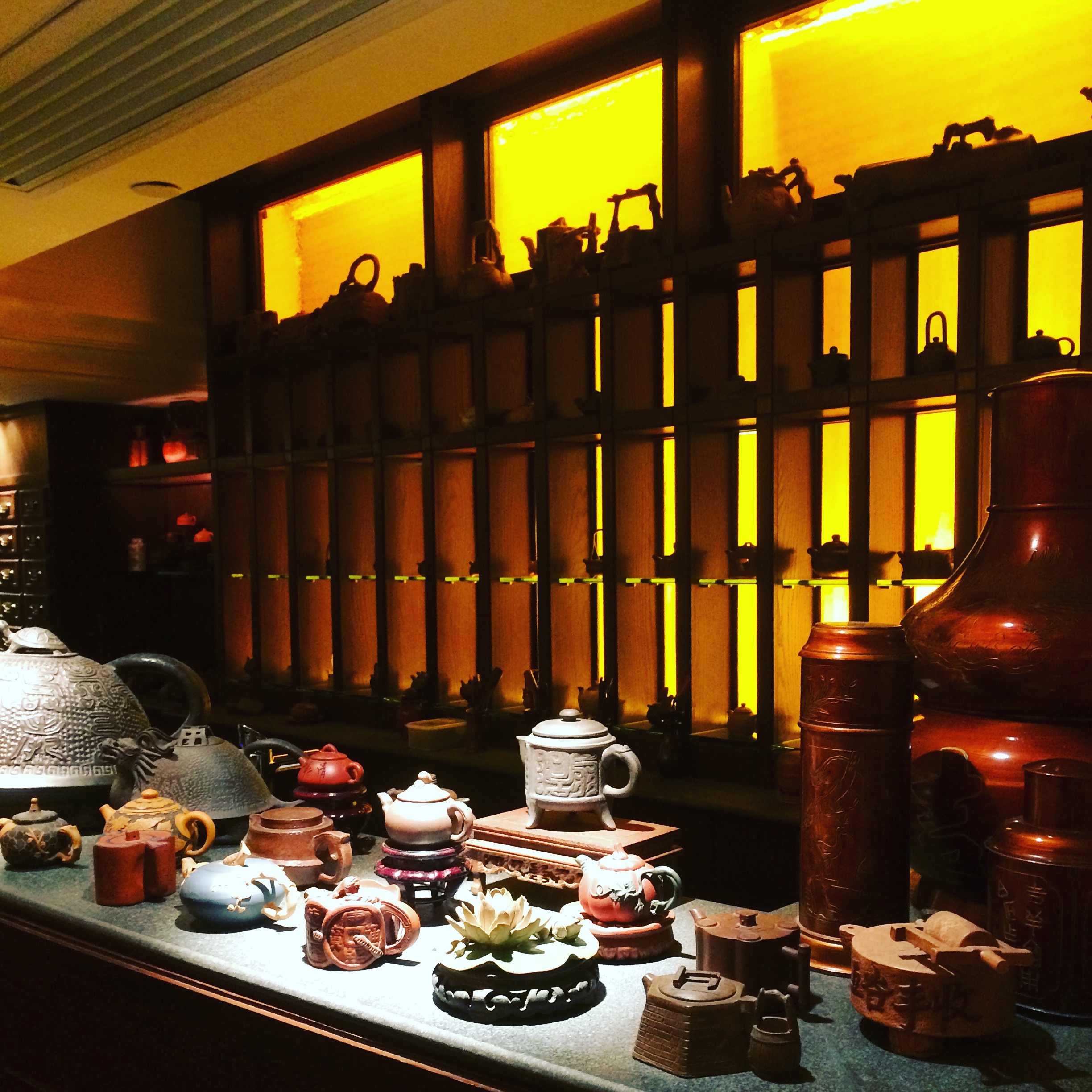 au fond de la salle, un comptoir à thé avec plus de 25 thés et une collection de 200 théières miniatures