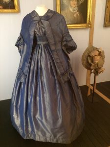 Dans le musée Magnin, des expos temporaires comme c'est le cas ces jours ci avec des vêtements anciens