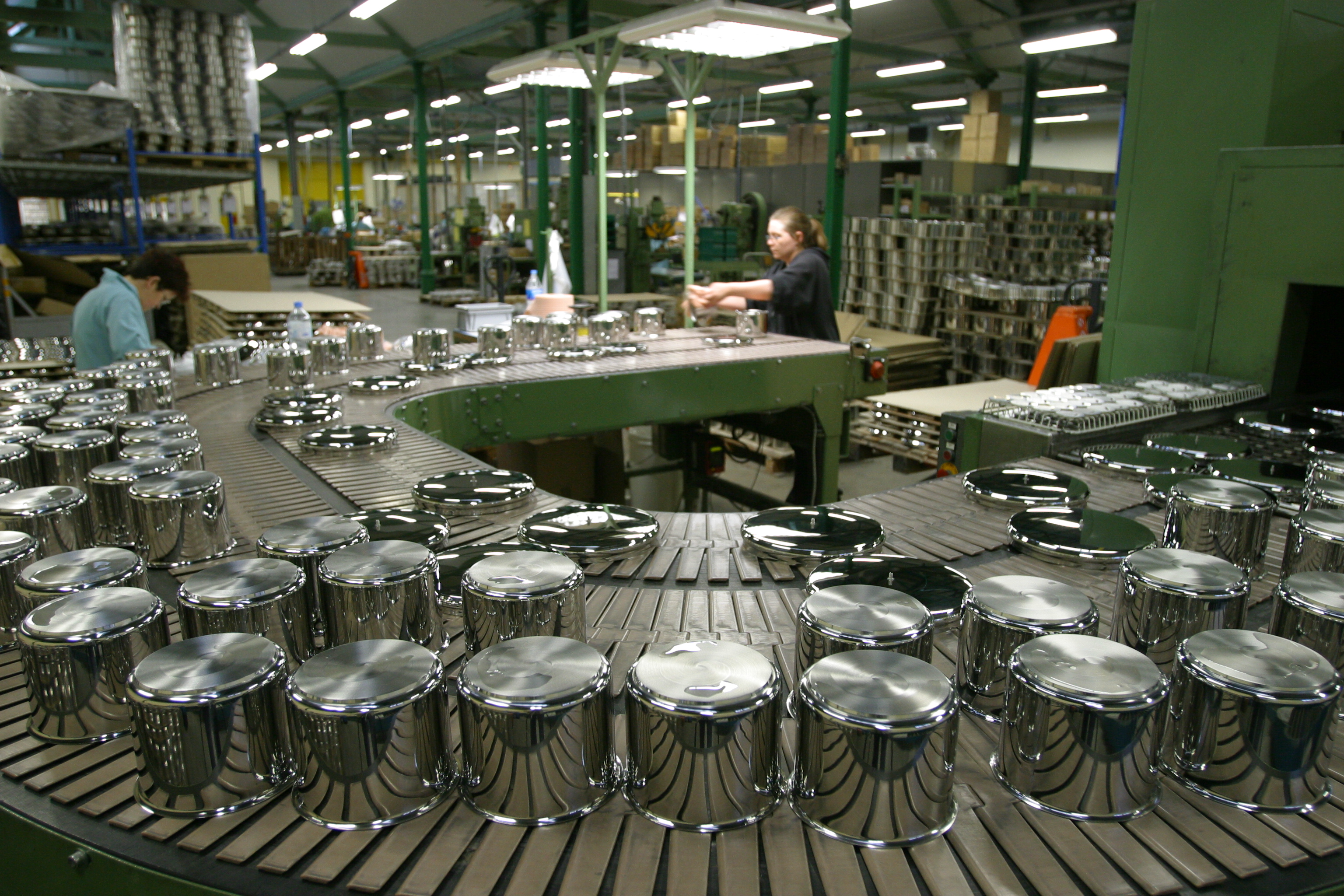Мет производитель. Штампованная металлическая посуда\. Производитель посуды. Завод по производству посуды. Производство посуды цех.